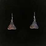 Ørehængere i Sølv - Triskele Evigheden, triskele, triscal, trekanter, evigheden, uendelig, symbolsk, symbol, keltisk, flet, feltværk, magiske, tal, tre, amulet, lette, ægte, original, museussmykker, vikinger, vikingesmykker, fund, keltere, øreringe, hænge, ørehængere, sterling, sølv, biti, ribe, ansgar, dagmar,
