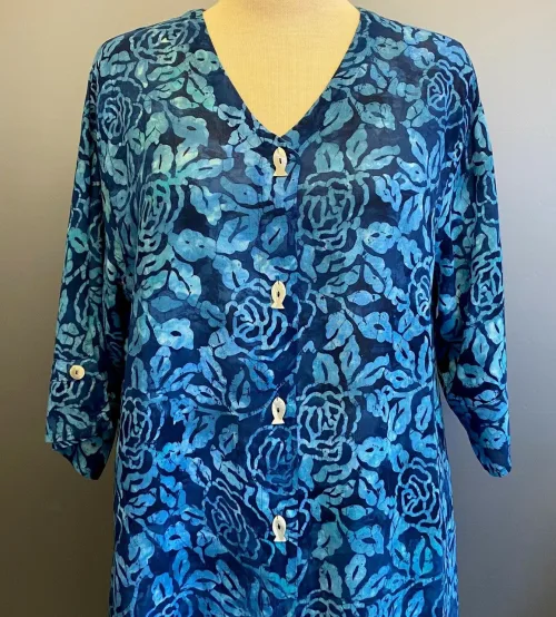 Skjortebluse 109 A-facon med Knapper - Rose Blå, blomster, floral, lang, skjorte, bluse, let, jakke, fest, farver, farveglad, farverig, smuk, akvarel, batik, batiktryk, batikfarver, håndlavet, tryk, stoftryl, holdbar, kvalitet, natur, åndbar, bomuld, silke, biti, ribe