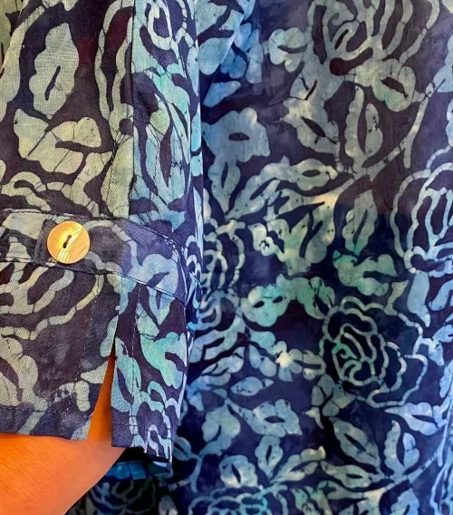 Skjortebluse 109 A-facon med Knapper - Rose Blå, blomster, floral, lang, skjorte, bluse, let, jakke, fest, farver, farveglad, farverig, smuk, akvarel, batik, batiktryk, batikfarver, håndlavet, tryk, stoftryl, holdbar, kvalitet, natur, åndbar, bomuld, silke, biti, ribe