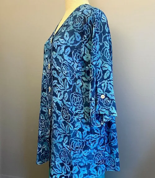 Skjortebluse 109 A-facon med Knapper - Rose Blå, blomster, floral, lang, skjorte, bluse, let, jakke, fest, farver, farveglad, farverig, smuk, akvarel, batik, batiktryk, batikfarver, håndlavet, tryk, stoftryl, holdbar, kvalitet, natur, åndbar, bomuld, silke, biti, ribe