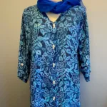 Skjortebluse 109 A-facon med Knapper - Rose Blå, blomster, floral, lang, skjorte, bluse, let, jakke, fest, farver, farveglad, farverig, smuk, akvarel, batik, batiktryk, batikfarver, håndlavet, tryk, stoftryl, holdbar, kvalitet, natur, åndbar, bomuld, silke, biti, ribe