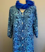 Skjortebluse 109 A-facon med Knapper - Rose Blå, blomster, floral, lang, skjorte, bluse, let, jakke, fest, farver, farveglad, farverig, smuk, akvarel, batik, batiktryk, batikfarver, håndlavet, tryk, stoftryl, holdbar, kvalitet, natur, åndbar, bomuld, silke, biti, ribe