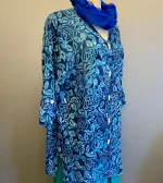 Skjortebluse 109 A-facon med Knapper - Rose Blå, blomster, floral, lang, skjorte, bluse, let, jakke, fest, farver, farveglad, farverig, smuk, akvarel, batik, batiktryk, batikfarver, håndlavet, tryk, stoftryl, holdbar, kvalitet, natur, åndbar, bomuld, silke, biti, ribe