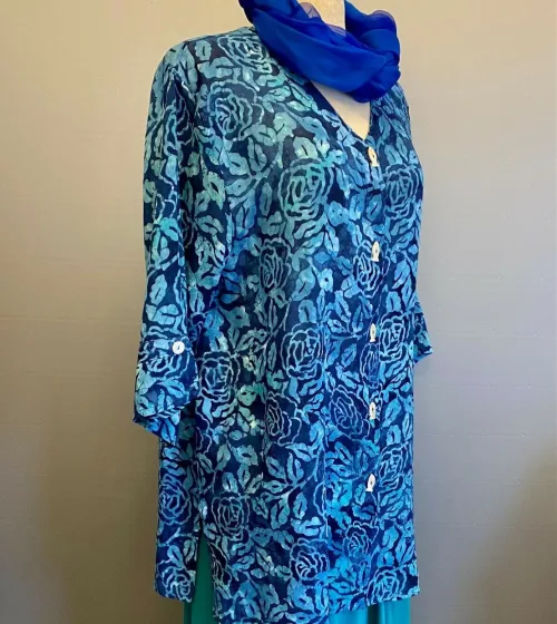 Skjortebluse 109 A-facon med Knapper - Rose Blå, blomster, floral, lang, skjorte, bluse, let, jakke, fest, farver, farveglad, farverig, smuk, akvarel, batik, batiktryk, batikfarver, håndlavet, tryk, stoftryl, holdbar, kvalitet, natur, åndbar, bomuld, silke, biti, ribe