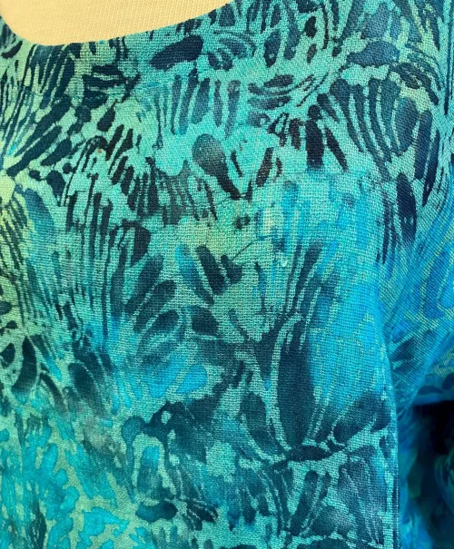 Tunika Jati Lige med Slidser - Blå Turkis, aqua, blå, navy, havfarver, hørskjorte, hørtunika, lang, slidser, smart, cool, casual,Grøn, klar, grøn, bregneblade, bladmønster, havfarver, turkis, tyrkis, tunika, lang, slidser, lange ærmer, natur, naturstof, naturfibre, åndbart, blå, grøn, store størrelser, løs, vidde, stor barm, biti, ribe, struktur, diva