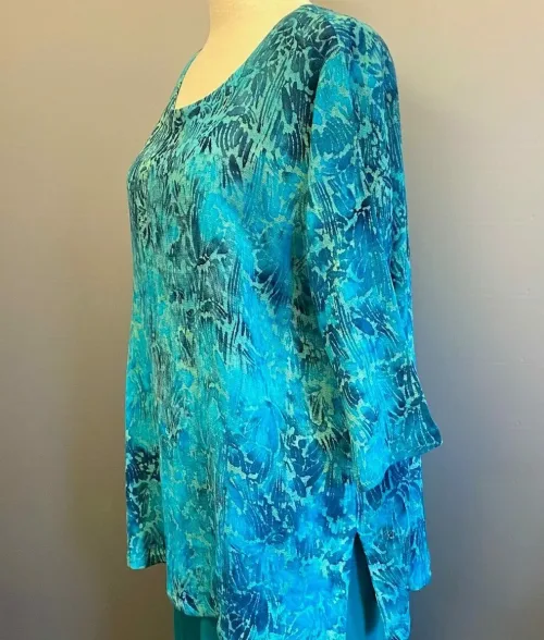 Tunika Jati Lige med Slidser - Blå Turkis, aqua, blå, navy, havfarver, hørskjorte, hørtunika, lang, slidser, smart, cool, casual,Grøn, klar, grøn, bregneblade, bladmønster, havfarver, turkis, tyrkis, tunika, lang, slidser, lange ærmer, natur, naturstof, naturfibre, åndbart, blå, grøn, store størrelser, løs, vidde, stor barm, biti, ribe, struktur, diva