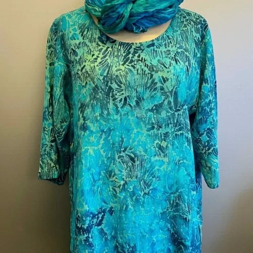 Tunika Jati Lige med Slidser - Blå Turkis, aqua, blå, navy, havfarver, hørskjorte, hørtunika, lang, slidser, smart, cool, casual,Grøn, klar, grøn, bregneblade, bladmønster, havfarver, turkis, tyrkis, tunika, lang, slidser, lange ærmer, natur, naturstof, naturfibre, åndbart, blå, grøn, store størrelser, løs, vidde, stor barm, biti, ribe, struktur, diva