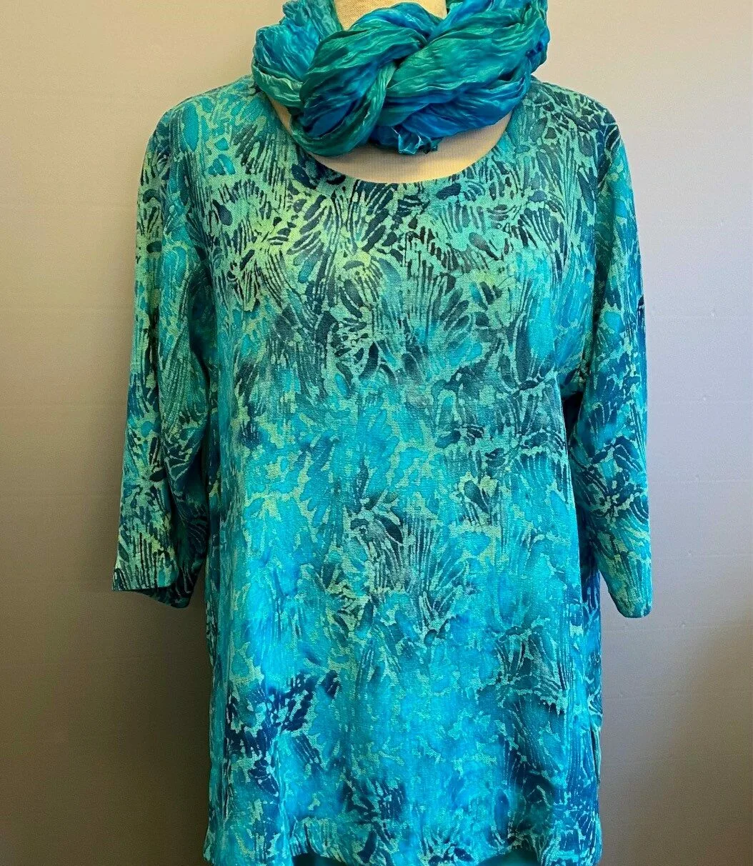 Tunika Jati Lige med Slidser - Blå Turkis Tunika Jati Lige med Slidser - Blå Turkis, aqua, blå, navy, havfarver, hørskjorte, hørtunika, lang, slidser, smart, cool, casual,Grøn, klar, grøn, bregneblade, bladmønster, havfarver, turkis, tyrkis, tunika, lang, slidser, lange ærmer, natur, naturstof, naturfibre, åndbart, blå, grøn, store størrelser, løs, vidde, stor barm, biti, ribe, struktur, diva