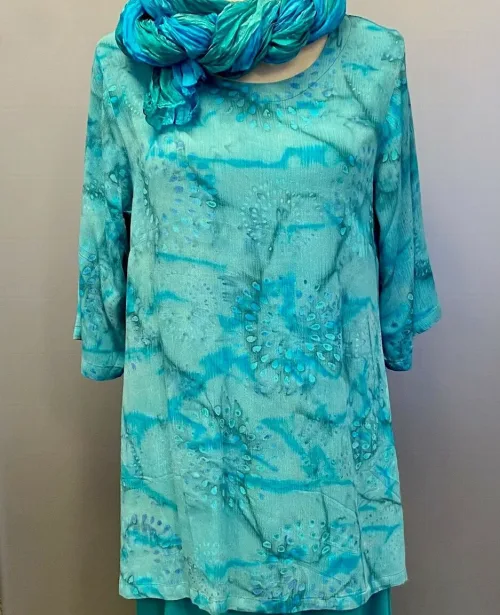 Tunika Model Puri - Lys Petrol, lys, turkis, crepe, crincle, dæmpet, grøn, søgrøn, turkis, blågrøn, slank, lang, halvlang, crincle, bomuld, strygefri, åndbar, tunika, bluse, batik, farvet, tryk, holdbar, kvalitet, naturmateriale, biti, ribe,