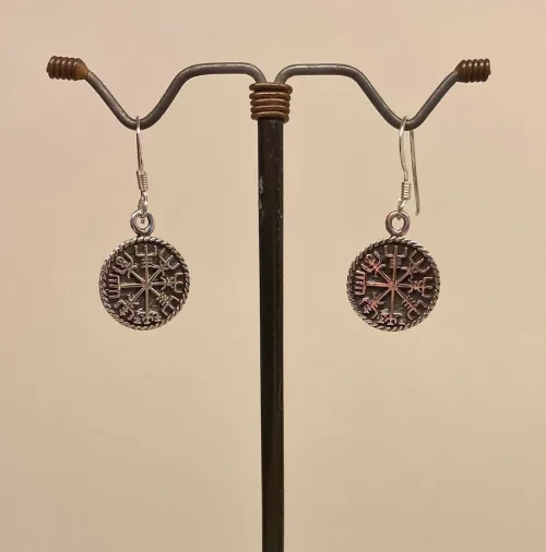 Vikingeøreringe i Sølv - Rund med Ægirs Hjelm, Vikingeøreringe i sølv - Rund med Ægirs Hjelm, amulet, amuletter, beskyttelse, imod farer, sejr, komme i mål, Ærgirs Hjelm, heksemagi, heksetegn, symbol, tegn, runde, øreringe, ægte sølv, sterling sølv, gaveide, beskyttelse, sølvsmykker, sølvøreringe, ørehængere, flotte, vikingesmykker, vikinger, vikingetiden, vikingefund, Ribe, domkirke, udgravninger, bog, vikingefund, guldskat, mønter, museumssmykke, museumssmykker, oldtidsfund, oldtiden, gamle, guder, kopi, kopismykker, vikingemuseum, by, vadehavet, domkirken, biti, Ansgar, aser, asgård,