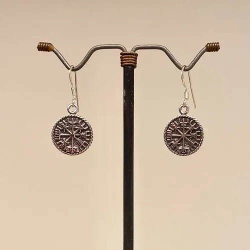 Vikingeøreringe i Sølv - Rund med Ægirs Hjelm, Vikingeøreringe i sølv - Rund med Ægirs Hjelm, amulet, amuletter, beskyttelse, imod farer, sejr, komme i mål, Ærgirs Hjelm, heksemagi, heksetegn, symbol, tegn, runde, øreringe, ægte sølv, sterling sølv, gaveide, beskyttelse, sølvsmykker, sølvøreringe, ørehængere, flotte, vikingesmykker, vikinger, vikingetiden, vikingefund, Ribe, domkirke, udgravninger, bog, vikingefund, guldskat, mønter, museumssmykke, museumssmykker, oldtidsfund, oldtiden, gamle, guder, kopi, kopismykker, vikingemuseum, by, vadehavet, domkirken, biti, Ansgar, aser, asgård,