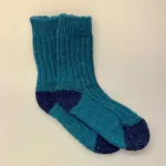 Aran Sokker Uld - Blå Petrol, turkis, damestrømper, avoca, irland, irske, aran, donegal, tweed, popcorn, strik, uldsokker, ren, uld, merino, blød, lækker, friske, håndstrikkede, irland, gave, varme, lune, fødder, søde, piger, damer, damesokker, uldstrømper, sokker, korte, vandresokker, vandrestrømper, tracking, vandretur, caminoen, biti, ribe