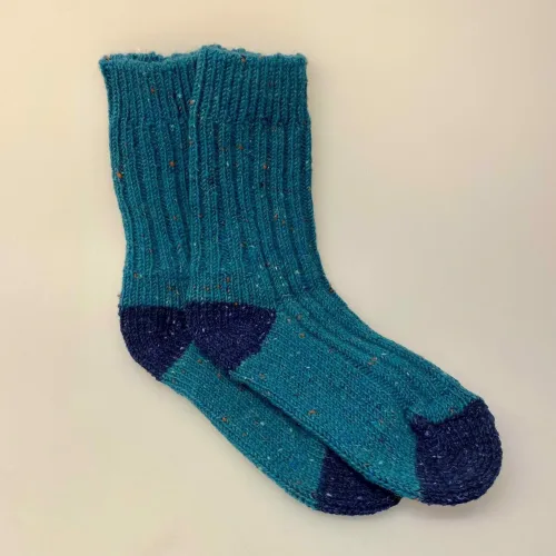 Aran Sokker Uld - Blå Petrol, turkis, damestrømper, avoca, irland, irske, aran, donegal, tweed, popcorn, strik, uldsokker, ren, uld, merino, blød, lækker, friske, håndstrikkede, irland, gave, varme, lune, fødder, søde, piger, damer, damesokker, uldstrømper, sokker, korte, vandresokker, vandrestrømper, tracking, vandretur, caminoen, biti, ribe