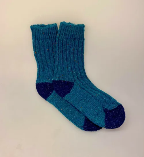 Aran Sokker Uld - Blå Petrol, turkis, damestrømper, avoca, irland, irske, aran, donegal, tweed, popcorn, strik, uldsokker, ren, uld, merino, blød, lækker, friske, håndstrikkede, irland, gave, varme, lune, fødder, søde, piger, damer, damesokker, uldstrømper, sokker, korte, vandresokker, vandrestrømper, tracking, vandretur, caminoen, biti, ribe