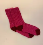 Aran Sokker Uld - Fuchsia Bordeaux, avoca, irland, irske, aran, donegal, tweed, popcorn, strik, uldsokker, ren, uld, merino, blød, lækker, friske, håndstrikkede, irland, gave, varme, lune, fødder, søde, piger, damer, damesokker, uldstrømper, sokker, korte, vandresokker, vandrestrømper, tracking, vandretur, caminoen, biti, ribe