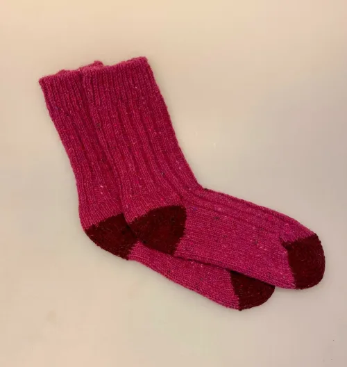 Aran Sokker Uld - Fuchsia Bordeaux, avoca, irland, irske, aran, donegal, tweed, popcorn, strik, uldsokker, ren, uld, merino, blød, lækker, friske, håndstrikkede, irland, gave, varme, lune, fødder, søde, piger, damer, damesokker, uldstrømper, sokker, korte, vandresokker, vandrestrømper, tracking, vandretur, caminoen, biti, ribe