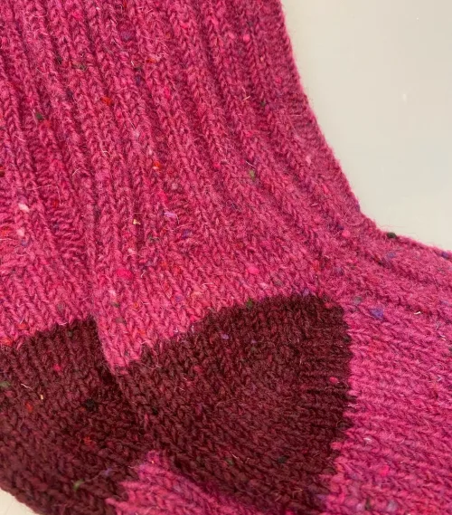 Aran Sokker Uld - Fuchsia Bordeaux, avoca, irland, irske, aran, donegal, tweed, popcorn, strik, uldsokker, ren, uld, merino, blød, lækker, friske, håndstrikkede, irland, gave, varme, lune, fødder, søde, piger, damer, damesokker, uldstrømper, sokker, korte, vandresokker, vandrestrømper, tracking, vandretur, caminoen, biti, ribe