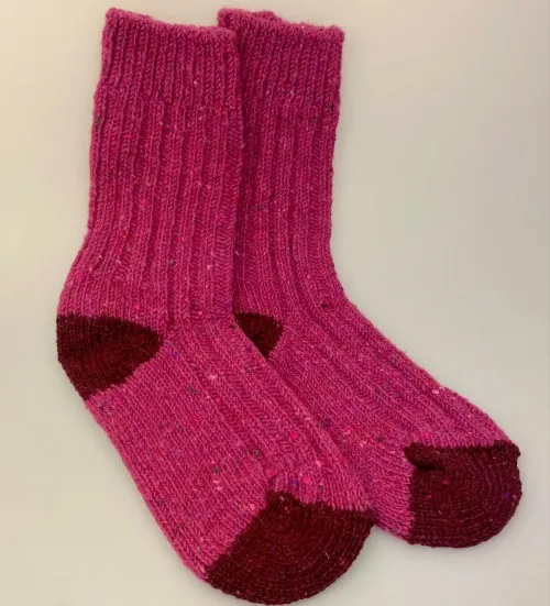 Aran Sokker Uld - Fuchsia Bordeaux, avoca, irland, irske, aran, donegal, tweed, popcorn, strik, uldsokker, ren, uld, merino, blød, lækker, friske, håndstrikkede, irland, gave, varme, lune, fødder, søde, piger, damer, damesokker, uldstrømper, sokker, korte, vandresokker, vandrestrømper, tracking, vandretur, caminoen, biti, ribe