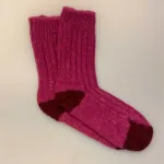 Aran Sokker Uld - Fuchsia Bordeaux, avoca, irland, irske, aran, donegal, tweed, popcorn, strik, uldsokker, ren, uld, merino, blød, lækker, friske, håndstrikkede, irland, gave, varme, lune, fødder, søde, piger, damer, damesokker, uldstrømper, sokker, korte, vandresokker, vandrestrømper, tracking, vandretur, caminoen, biti, ribe