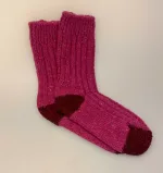 Aran Sokker Uld - Fuchsia Bordeaux, avoca, irland, irske, aran, donegal, tweed, popcorn, strik, uldsokker, ren, uld, merino, blød, lækker, friske, håndstrikkede, irland, gave, varme, lune, fødder, søde, piger, damer, damesokker, uldstrømper, sokker, korte, vandresokker, vandrestrømper, tracking, vandretur, caminoen, biti, ribe
