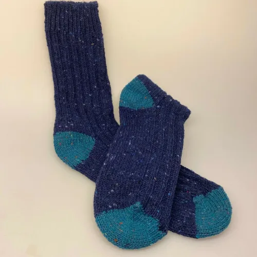 Aran Sokker Uld - Petrol Blå, herresokker, til, herrer, drenge, mænd, damer, avoca, irland, irske, aran, donegal, tweed, popcorn, strik, uldsokker, ren, uld, merino, blød, lækker, friske, håndstrikkede, irland, gave, varme, lune, fødder, søde, piger, damer, damesokker, uldstrømper, sokker, korte, vandresokker, vandrestrømper, tracking, vandretur, caminoen, biti, ribe