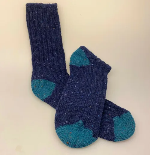 Aran Sokker Uld - Petrol Blå, herresokker, til, herrer, drenge, mænd, damer, avoca, irland, irske, aran, donegal, tweed, popcorn, strik, uldsokker, ren, uld, merino, blød, lækker, friske, håndstrikkede, irland, gave, varme, lune, fødder, søde, piger, damer, damesokker, uldstrømper, sokker, korte, vandresokker, vandrestrømper, tracking, vandretur, caminoen, biti, ribe