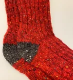 Aran Sokker Uld - Rød Grå 41-45, rustrød, teglrød, grå, herresokker, til, herrer, drenge, mænd, damer, avoca, irland, irske, aran, donegal, tweed, popcorn, strik, uldsokker, ren, uld, merino, blød, lækker, friske, håndstrikkede, irland, gave, varme, lune, fødder, søde, piger, damer, damesokker, uldstrømper, sokker, korte, vandresokker, vandrestrømper, tracking, vandretur, caminoen, biti, ribe