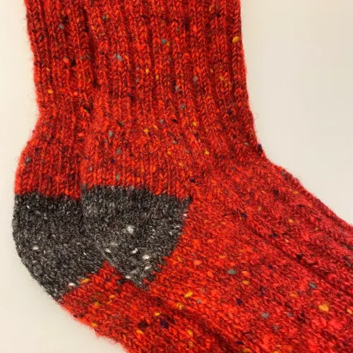 Aran Sokker Uld - Rød Grå 41-45, rustrød, teglrød, grå, herresokker, til, herrer, drenge, mænd, damer, avoca, irland, irske, aran, donegal, tweed, popcorn, strik, uldsokker, ren, uld, merino, blød, lækker, friske, håndstrikkede, irland, gave, varme, lune, fødder, søde, piger, damer, damesokker, uldstrømper, sokker, korte, vandresokker, vandrestrømper, tracking, vandretur, caminoen, biti, ribe