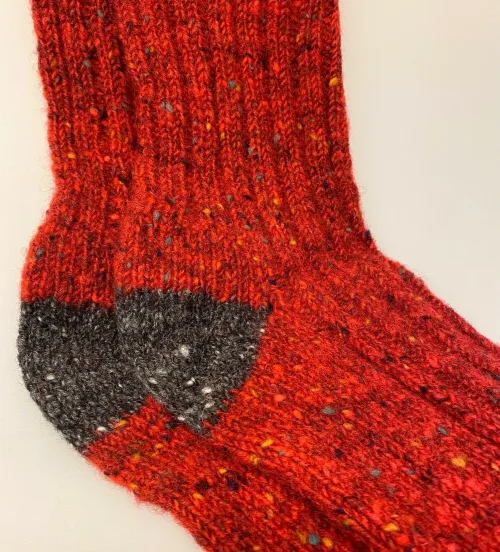 Aran Sokker Uld - Rød Grå 41-45, rustrød, teglrød, grå, herresokker, til, herrer, drenge, mænd, damer, avoca, irland, irske, aran, donegal, tweed, popcorn, strik, uldsokker, ren, uld, merino, blød, lækker, friske, håndstrikkede, irland, gave, varme, lune, fødder, søde, piger, damer, damesokker, uldstrømper, sokker, korte, vandresokker, vandrestrømper, tracking, vandretur, caminoen, biti, ribe