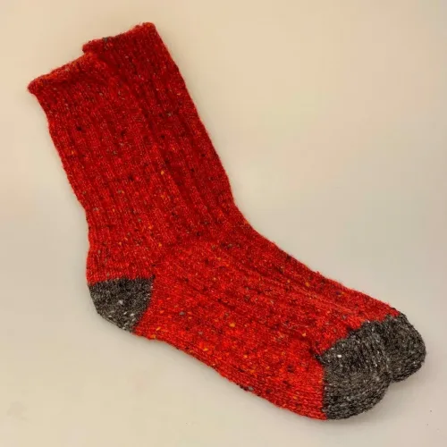 Aran Sokker Uld - Rød Grå 41-45, rustrød, teglrød, grå, herresokker, til, herrer, drenge, mænd, damer, avoca, irland, irske, aran, donegal, tweed, popcorn, strik, uldsokker, ren, uld, merino, blød, lækker, friske, håndstrikkede, irland, gave, varme, lune, fødder, søde, piger, damer, damesokker, uldstrømper, sokker, korte, vandresokker, vandrestrømper, tracking, vandretur, caminoen, biti, ribe