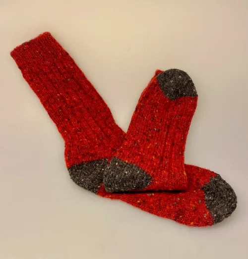 Aran Sokker Uld - Rød Grå 41-45, rustrød, teglrød, grå, herresokker, til, herrer, drenge, mænd, damer, avoca, irland, irske, aran, donegal, tweed, popcorn, strik, uldsokker, ren, uld, merino, blød, lækker, friske, håndstrikkede, irland, gave, varme, lune, fødder, søde, piger, damer, damesokker, uldstrømper, sokker, korte, vandresokker, vandrestrømper, tracking, vandretur, caminoen, biti, ribe