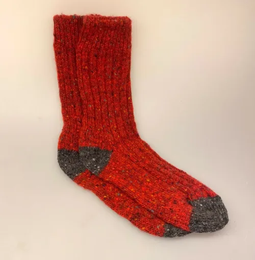 Aran Sokker Uld - Rød Grå 41-45, rustrød, teglrød, grå, herresokker, til, herrer, drenge, mænd, damer, avoca, irland, irske, aran, donegal, tweed, popcorn, strik, uldsokker, ren, uld, merino, blød, lækker, friske, håndstrikkede, irland, gave, varme, lune, fødder, søde, piger, damer, damesokker, uldstrømper, sokker, korte, vandresokker, vandrestrømper, tracking, vandretur, caminoen, biti, ribe