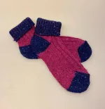 Aran Sokker Uld med Ombuk - Blå Fuchsia, lilla, blå, kongeblå, irske, aran, donegal, tweed, popcorn, strik, uldsokker, ren, uld, merino, blød, lækker, friske, håndstrikkede, irland, gave, varme, lune, fødder, søde, piger, damer, damesokker, uldstrømper, sokker, korte, vandresokker, vandrestrømper, tracking, vandretur, caminoen, biti, ribe