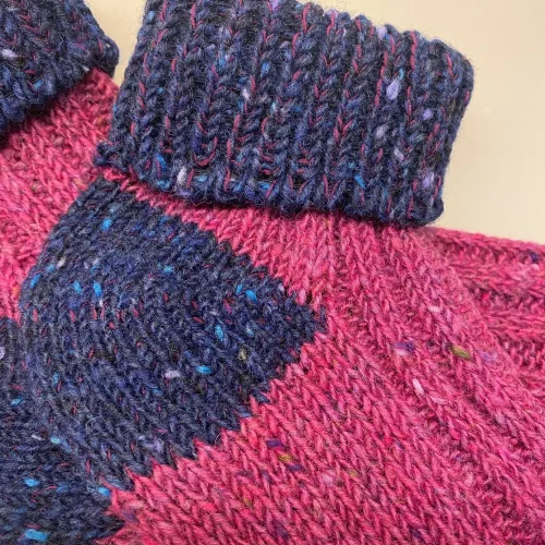 Aran Sokker Uld med Ombuk - Blå Fuchsia, lilla, blå, kongeblå, irske, aran, donegal, tweed, popcorn, strik, uldsokker, ren, uld, merino, blød, lækker, friske, håndstrikkede, irland, gave, varme, lune, fødder, søde, piger, damer, damesokker, uldstrømper, sokker, korte, vandresokker, vandrestrømper, tracking, vandretur, caminoen, biti, ribe