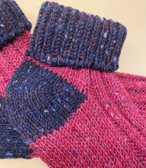 Aran Sokker Uld med Ombuk - Blå Fuchsia, lilla, blå, kongeblå, irske, aran, donegal, tweed, popcorn, strik, uldsokker, ren, uld, merino, blød, lækker, friske, håndstrikkede, irland, gave, varme, lune, fødder, søde, piger, damer, damesokker, uldstrømper, sokker, korte, vandresokker, vandrestrømper, tracking, vandretur, caminoen, biti, ribe