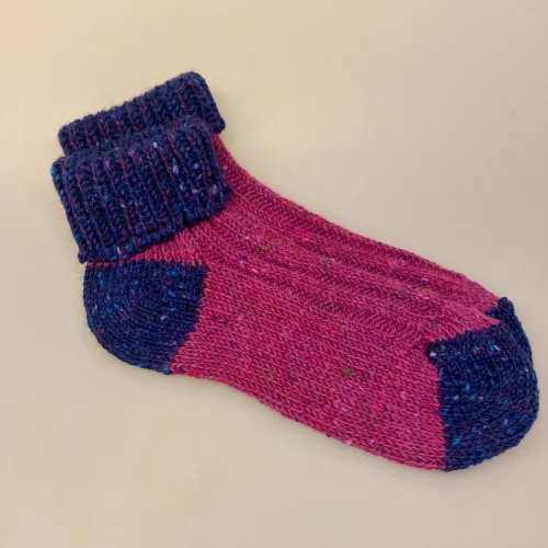 Aran Sokker Uld med Ombuk - Blå Fuchsia, lilla, blå, kongeblå, irske, aran, donegal, tweed, popcorn, strik, uldsokker, ren, uld, merino, blød, lækker, friske, håndstrikkede, irland, gave, varme, lune, fødder, søde, piger, damer, damesokker, uldstrømper, sokker, korte, vandresokker, vandrestrømper, tracking, vandretur, caminoen, biti, ribe