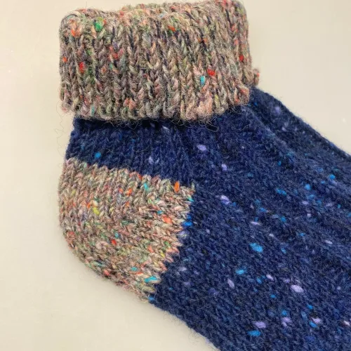 Aran Sokker Uld med Ombuk - Blå Multi, blå, grå, kongeblå, irske, aran, donegal, tweed, popcorn, strik, uldsokker, ren, uld, merino, blød, lækker, friske, håndstrikkede, irland, gave, varme, lune, fødder, søde, piger, damer, damesokker, uldstrømper, sokker, korte, vandresokker, vandrestrømper, tracking, vandretur, caminoen, biti, ribe