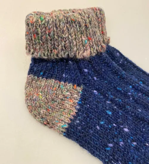 Aran Sokker Uld med Ombuk - Blå Multi, blå, grå, kongeblå, irske, aran, donegal, tweed, popcorn, strik, uldsokker, ren, uld, merino, blød, lækker, friske, håndstrikkede, irland, gave, varme, lune, fødder, søde, piger, damer, damesokker, uldstrømper, sokker, korte, vandresokker, vandrestrømper, tracking, vandretur, caminoen, biti, ribe