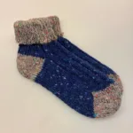 Aran Sokker Uld med Ombuk - Blå Multi, blå, grå, kongeblå, irske, aran, donegal, tweed, popcorn, strik, uldsokker, ren, uld, merino, blød, lækker, friske, håndstrikkede, irland, gave, varme, lune, fødder, søde, piger, damer, damesokker, uldstrømper, sokker, korte, vandresokker, vandrestrømper, tracking, vandretur, caminoen, biti, ribe