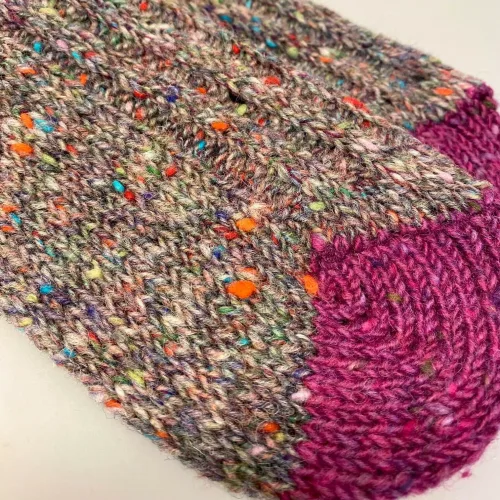 Aran Sokker Uld med Ombuk - Fuchsia Multi, irske, aran, donegal, tweed, popcorn, strik, uldsokker, ren, uld, merino, blød, lækker, friske, håndstrikkede, irland, gave, varme, lune, fødder, søde, piger, damer, damesokker, uldstrømper, sokker, korte, vandresokker, vandrestrømper, tracking, vandretur, caminoen, biti, ribe