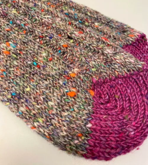Aran Sokker Uld med Ombuk - Fuchsia Multi, irske, aran, donegal, tweed, popcorn, strik, uldsokker, ren, uld, merino, blød, lækker, friske, håndstrikkede, irland, gave, varme, lune, fødder, søde, piger, damer, damesokker, uldstrømper, sokker, korte, vandresokker, vandrestrømper, tracking, vandretur, caminoen, biti, ribe