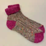 Aran Sokker Uld med Ombuk - Fuchsia Multi, irske, aran, donegal, tweed, popcorn, strik, uldsokker, ren, uld, merino, blød, lækker, friske, håndstrikkede, irland, gave, varme, lune, fødder, søde, piger, damer, damesokker, uldstrømper, sokker, korte, vandresokker, vandrestrømper, tracking, vandretur, caminoen, biti, ribe