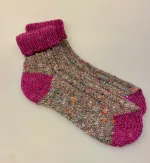 Aran Sokker Uld med Ombuk - Fuchsia Multi, irske, aran, donegal, tweed, popcorn, strik, uldsokker, ren, uld, merino, blød, lækker, friske, håndstrikkede, irland, gave, varme, lune, fødder, søde, piger, damer, damesokker, uldstrømper, sokker, korte, vandresokker, vandrestrømper, tracking, vandretur, caminoen, biti, ribe