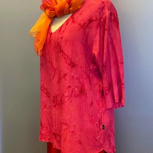 Batikbluse Buna med V-hals - Pink, rosa, lyserød, fuchsia, orchid, tunika, rundet, mellemlang, halvlange ærmer, v-hals, v-udskæring, klædelig, slankende, model, snit, batiktryk, batikfarvet, åndbar, ren, naturmateriale, naturfibre, bæredygtig, miljørigtig, holdbar, diva, speciel, særlig, flot, lækker, biti, ribe