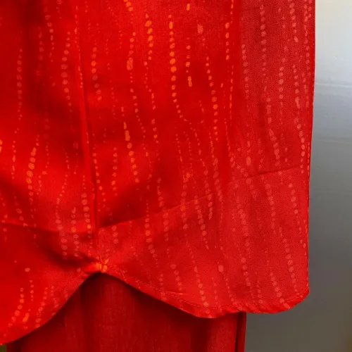 Batikbluse Buna med V-hals - Rød, tunika, rundet, mellemlang, halvlange ærmer, v-hals, v-udskæring, klædelig, slankende, model, snit, batiktryk, batikfarvet, rød, knaldrød, åndbar, ren, naturmateriale, naturfibre, bæredygtig, miljørigtig, holdbar, diva, speciel, særlig, flot, lækker, biti, ribe