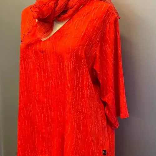 Batikbluse Buna med V-hals - Rød, tunika, rundet, mellemlang, halvlange ærmer, v-hals, v-udskæring, klædelig, slankende, model, snit, batiktryk, batikfarvet, rød, knaldrød, åndbar, ren, naturmateriale, naturfibre, bæredygtig, miljørigtig, holdbar, diva, speciel, særlig, flot, lækker, biti, ribe