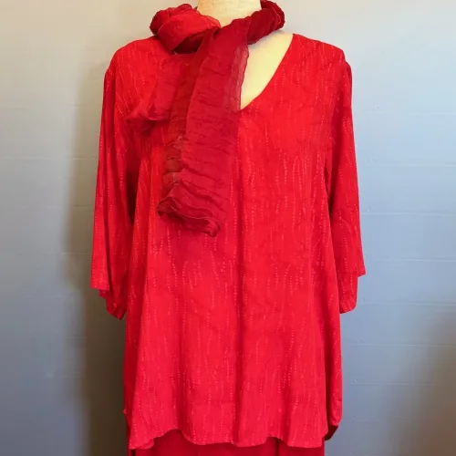 Batikbluse Buna med V-hals - Rød, tunika, rundet, mellemlang, halvlange ærmer, v-hals, v-udskæring, klædelig, slankende, model, snit, batiktryk, batikfarvet, rød, knaldrød, åndbar, ren, naturmateriale, naturfibre, bæredygtig, miljørigtig, holdbar, diva, speciel, særlig, flot, lækker, biti, ribe