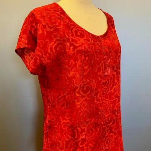 Batikbluse Model 183 - Flower Rød, aw 183, cloud tomato, rigtig, knald, rød, varm, flot, knaldrød, postkasserød, feminin, timeglas, figur, talje, klædelig, smuk, fest, kort, vingeærme, kortærmet, særlig, festbluse, let, åndbar, silke, viskose, naturfibre, naturmateriale, tryk, batik, farvet, kunsthåndværk, bæredygtig, holdbar, anvendelig, elegant, biti, ribe,