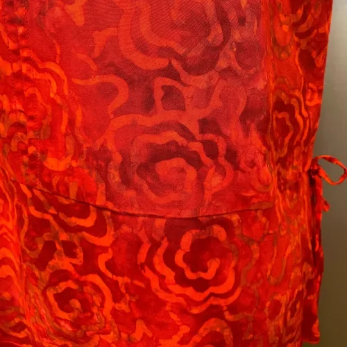 Batikbluse Model 183 - Flower Rød, aw 183, cloud tomato, rigtig, knald, rød, varm, flot, knaldrød, postkasserød, feminin, timeglas, figur, talje, klædelig, smuk, fest, kort, vingeærme, kortærmet, særlig, festbluse, let, åndbar, silke, viskose, naturfibre, naturmateriale, tryk, batik, farvet, kunsthåndværk, bæredygtig, holdbar, anvendelig, elegant, biti, ribe,