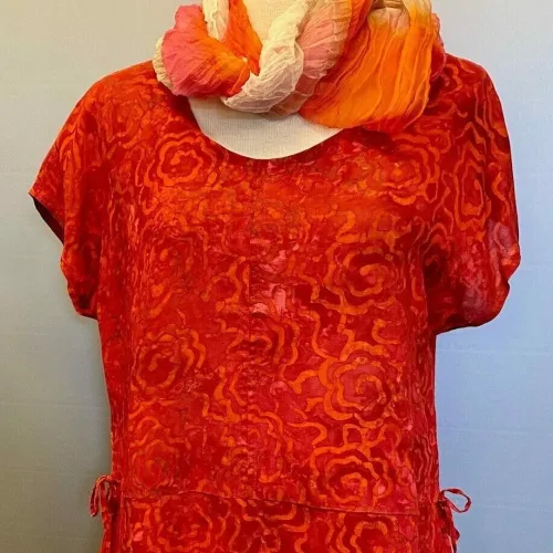 Batikbluse Model 183 - Flower Rød, aw 183, cloud tomato, rigtig, knald, rød, varm, flot, knaldrød, postkasserød, feminin, timeglas, figur, talje, klædelig, smuk, fest, kort, vingeærme, kortærmet, særlig, festbluse, let, åndbar, silke, viskose, naturfibre, naturmateriale, tryk, batik, farvet, kunsthåndværk, bæredygtig, holdbar, anvendelig, elegant, biti, ribe,